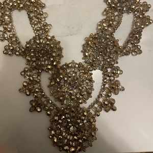 NWT beautiful and elegant gold crystal and magnet clasp statement necklace
